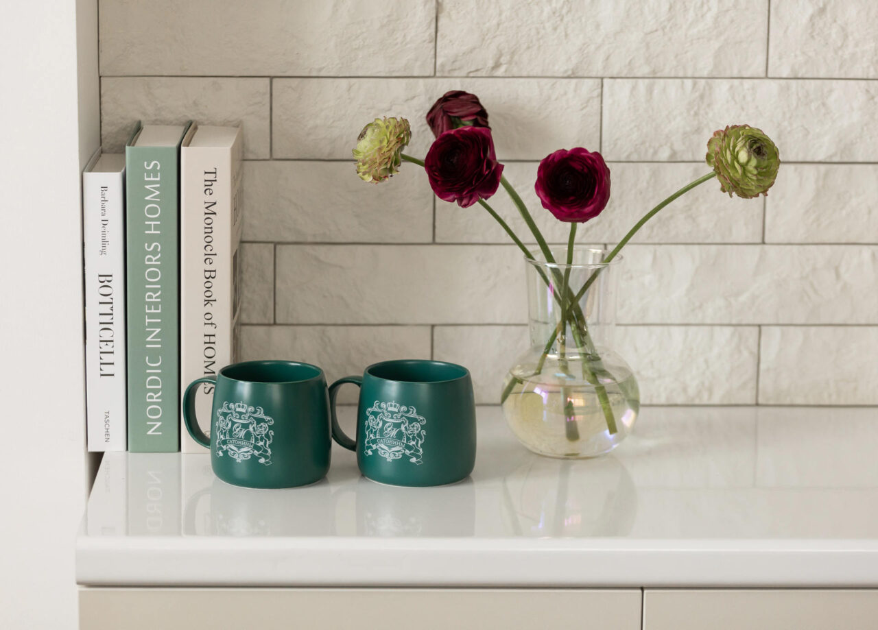 Цветная кружка с монограммой